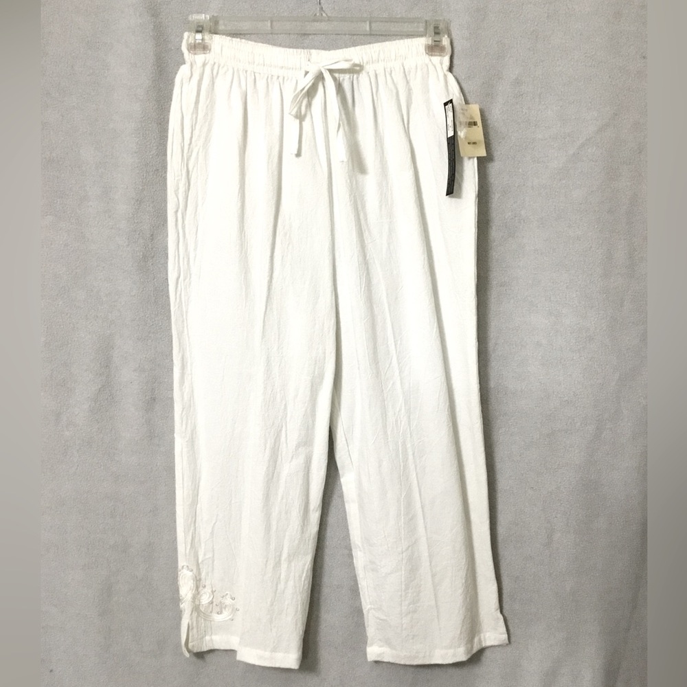 NWT~Club Z Collection White Capri Pants with Applique - Size Medium